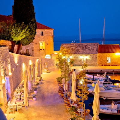 Byen Bol på Brac-øya ved sjøen ved kveldsutsikt, Dalmatia-regionen i Kroatia