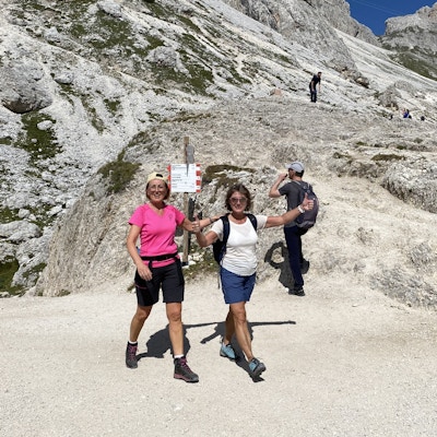 To kvinner blide og glade er på vandring i fjellet