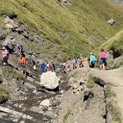 En gruppe vandrere i fjellet på rad og rekke