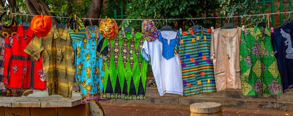 Dette bildet viser tradisjonelle afrikanske kuriositeter og klær som henger. Bildet er tatt i johannesburg på dagtid og i mars måned 2019. Pic viser fargerike afrikanske kuriositeter.