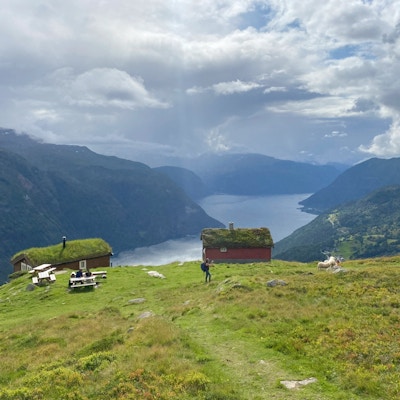 En seter ligger på kanten med flott utsikt mot Tafjorden og fjellene rundt Valldal