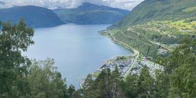 Utsikt over campingplassen, fjorden og fjellene rundt Valldal sett ovenfra bygda