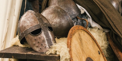 Hjelmer, skjold og utstyr på en krakk fra middelalderen
