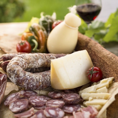 brett med forskjellige matvarer laget på Sardinia