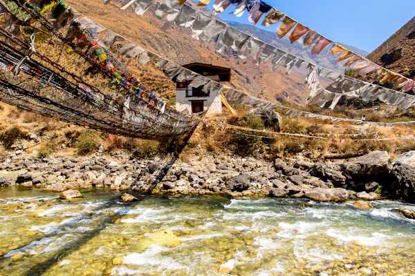 Tamchog Lhakhang-broen og naturen i Paro-dalen, Bhutan