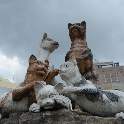 deler av en statue med fem katter