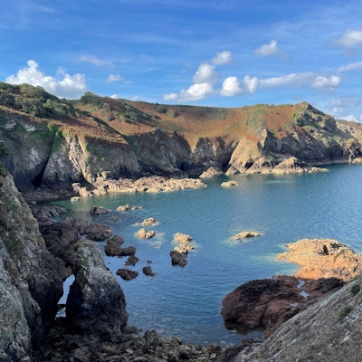 Naturlandskap på Jersey med klipper og vann
