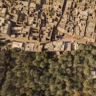 Luftfoto av gamlebyen Al Hamra og gjørmehus i Oman