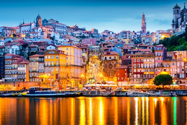 Porto, Portugal  gamlebyens skyline sett fra motsatt side av Douroelven.