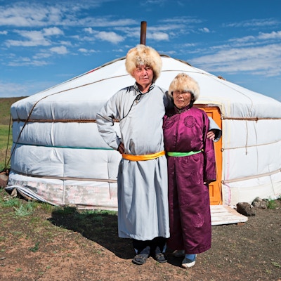 Mongolsk par i nasjonale klær.