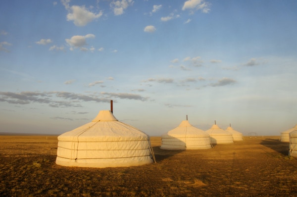 Mongolske gers eller yurts i Gobi-ørkenen.