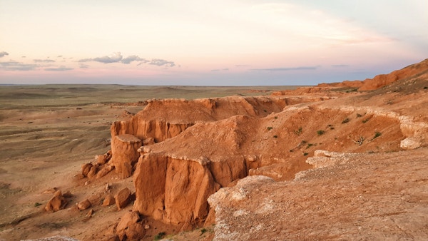 Bayanzag - kjent som Flaming Cliffs - dannet for 60-70 millioner år siden, Mongolia.