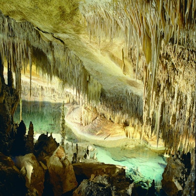 Grotter med formasjoner og vann