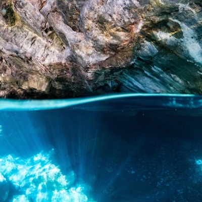 Klart turkist vann slik at man ser under havflaten på ei øy