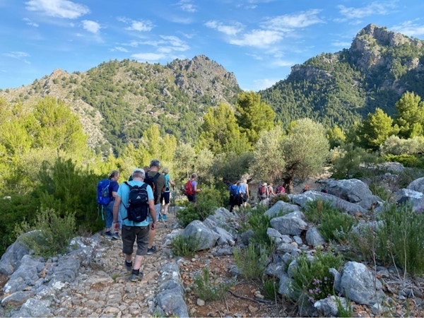 En gruppe mennesker vandrer i fjellandskap på Mallorca