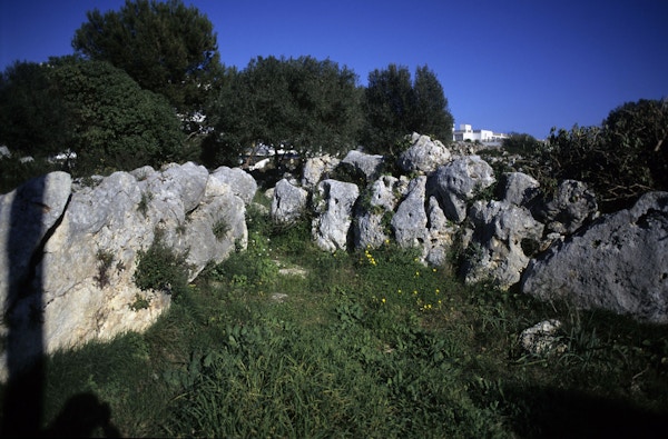 Rester fra en gammel bosetting i form av store steiner i naturen
