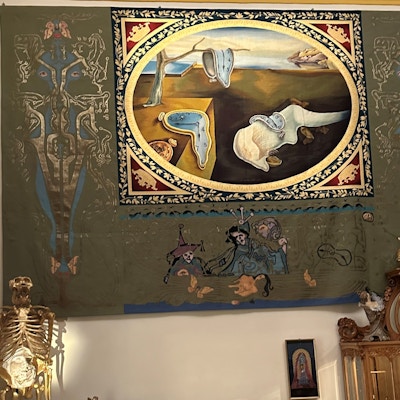 Et kjent maleri med Dalis klokker, et skjelett og en sofa