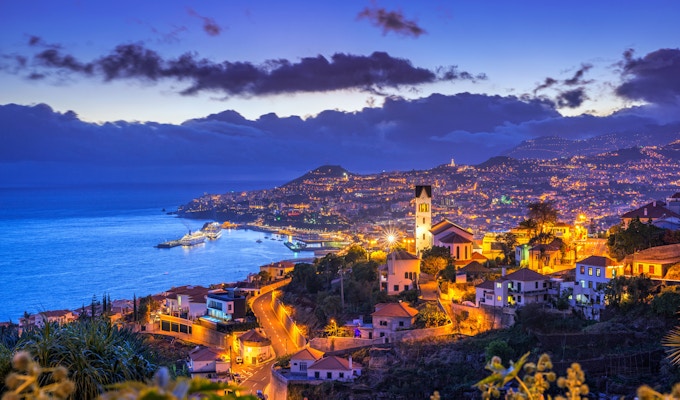 Forhøyet utsikt over distriktet Sò o Gonçalo og bybildet, havnen og fjellene i Funchal på den portugisiske øya Madeira.