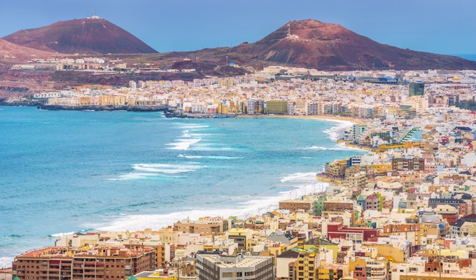 Utsikt over den fargerike byen, promenaden, stranden og fjellene i Las Palamas de Gran Canaria en sen ettermiddag
