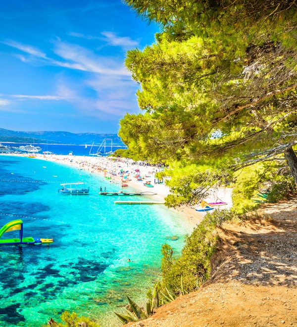Utsikt ved den berømte Middelhavsstranden Golden Cape på øya Brac, Kroatia, Europa.