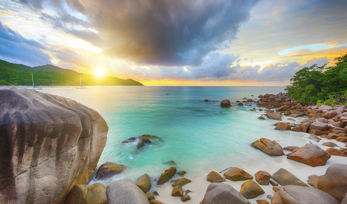 Vakker solnedgang over den berømte stranden Anse Lazio sett fra granittblokker, Praslin-øya, Seychellene.