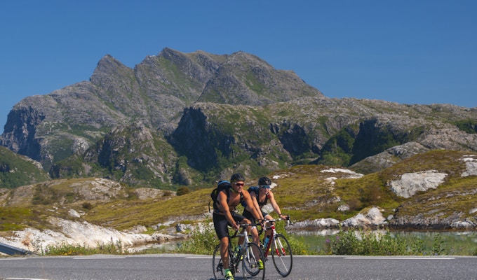 To personer på sykkel i norsk natur