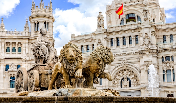 Plaza de Cibeles er et torg med et neoklassisk kompleks av marmorskulpturer med fontener som har blitt et ikonisk symbol for Madrid-byen.