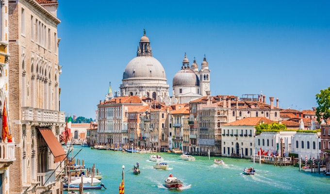 Vakker utsikt over berømte Canal Grande med Basilica di Santa Maria della Salute i bakgrunnen på en solrik dag om sommeren, Venezia, Italia.