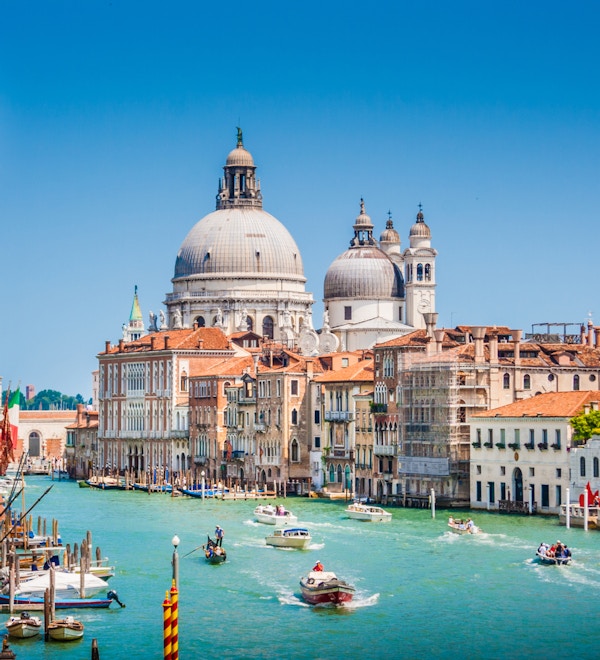 Vakker utsikt over berømte Canal Grande med Basilica di Santa Maria della Salute i bakgrunnen på en solrik dag om sommeren, Venezia, Italia.