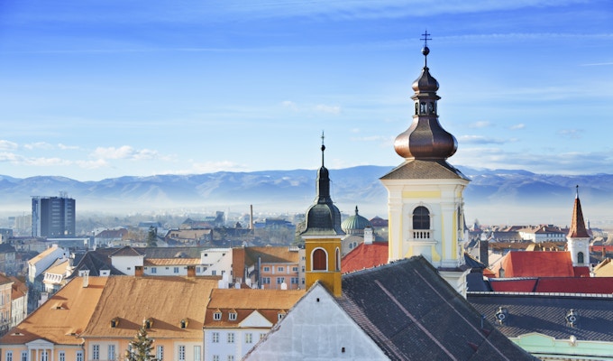 Romersk-katolske kirke og utsikt over gamlebyen i Sibiu, Romania