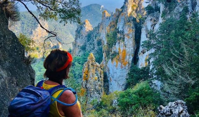 Kvinne som står foran imponerende fjell på Nord-Kypros