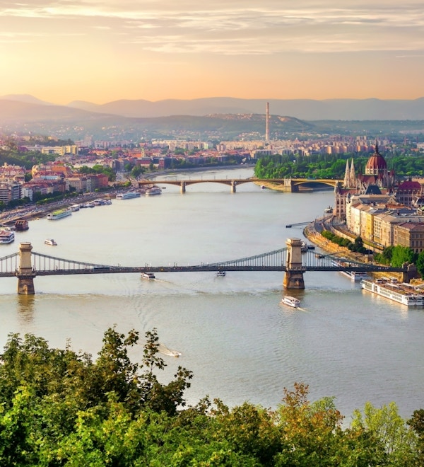Oversiktsbilde og Budapest med Donau.