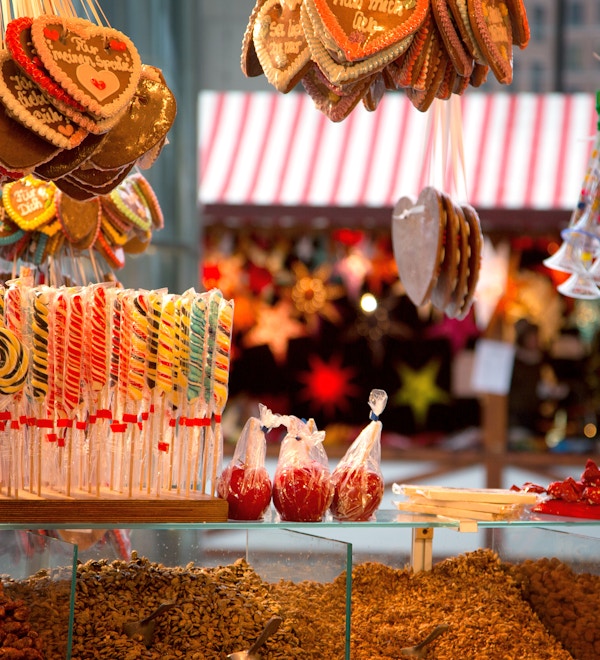 Pepperkaker, godteri og nøtter vist på en julemarkedstativ i Berlin, Tyskland