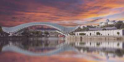 Fredens bro i Tbilisi, Geaorgia, bueformet gangbro over Kura-elven i Tbilisi, hovedstaden i Georgia. En av de viktigste stedene i Tbilisi