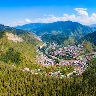 Borjomi panoramautsikt fra luften. Borjomi er en ferieby i Samtskhe Javakheti-regionen i Georgia.