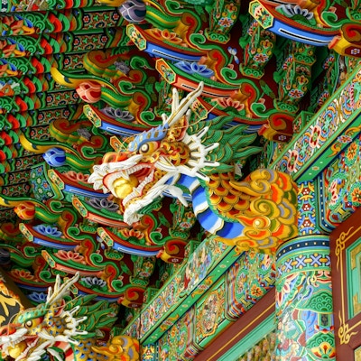 Dragehoder og intrikate mønstre som detalj på et tempel i Sør-Korea