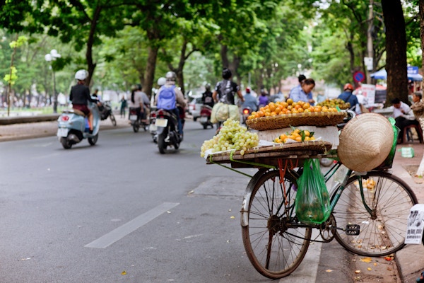 tradisjonell vietnamesisk sykkel med frukt til salgs på gaten