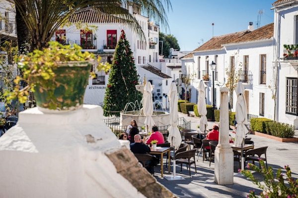 Mijas, Spania - 5. januar 2014: Turister som sitter i en fortauskafé i sentrale gaten i Mijas. Mijas er en nydelig andalusisk hvit landsby på Costa del Sol. Populære turistmål, mest elskede sted av mennesker