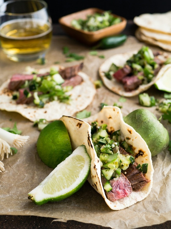 Mat på et bord - tacos og lime