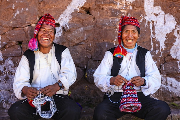 Taquile er en øy på den peruanske siden av Titicacasjøen 45 km offshore fra byen Puno. Rundt 1700 mennesker bor på øya, som er 5,5 x1,6 km i størrelse (maksimale målinger), med et område på 5,72 km2. Øyens høyeste punkt ligger 4050 moh. og hovedlandsbyen ligger på 3950 moh. Innbyggerne, kjent som Taquilenos, er sørlige Quechua-snakkende. Taquilenos driver sitt samfunn basert på felleskollektivisme og på Inka-moralkoden ama sua, ama llulla, ama qhilla, (Quechua for "ikke stjele, ikke løgn, ikke vær lat"). Øya er delt inn i seks sektorer eller suyus for vekstrotasjonsformål. Økonomien er basert på fiske, terrasserte hagebruk basert på potetdyrking,og turistgenererte inntekter fra de rundt 40 000 turistene som besøker hvert år.Tacilenos er kjent for sine fine håndvevde tekstiler og klær, som blir sett på som blant den høyeste kvaliteten kunsthåndverk i Peru. Alle på øya - barn, kvinner og menn - spinner og vever.