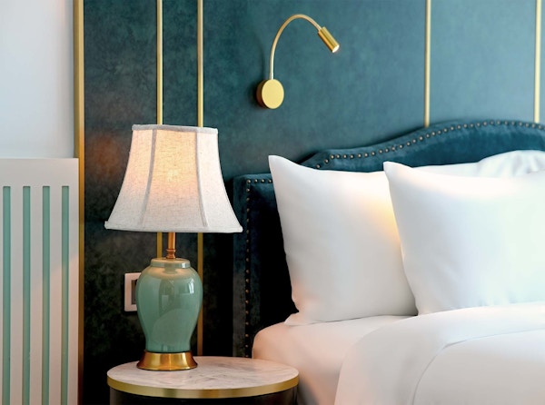 Detaljbilde av lampe og seng på rom på Bel Marina Hoi An Resort