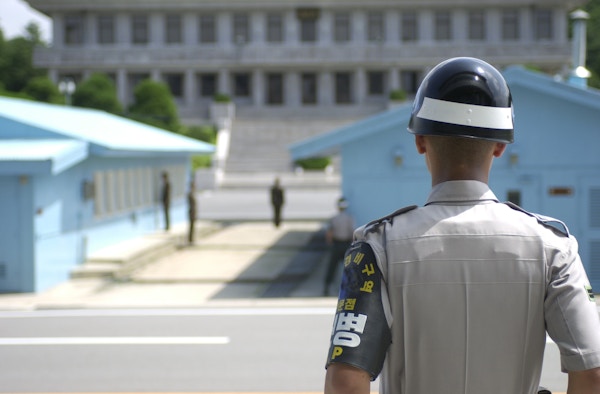 Den sørkoreanske soldaten står vakt på DMZ, Nord-Korea er i bakgrunnen