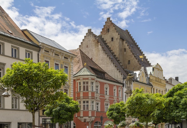 Bybilde og bygninger en by i Nedre Bayern i Tyskland om sommeren