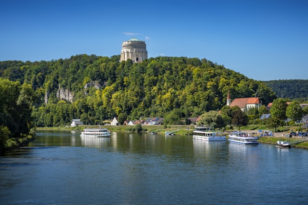 Turbåt med turister på Donau nær Regensburg i Bayern.