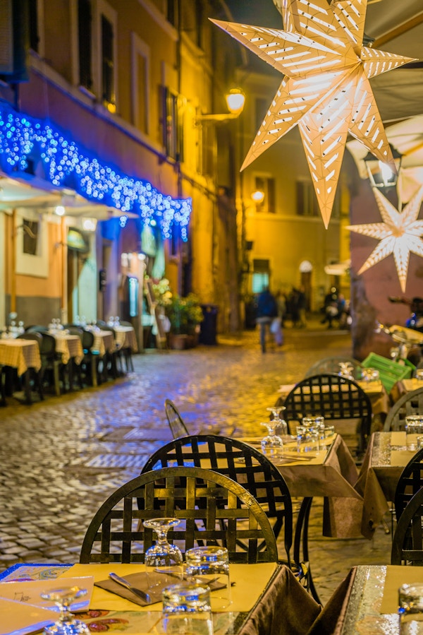 Restaurantterrasse i Roma om natten ved juletider