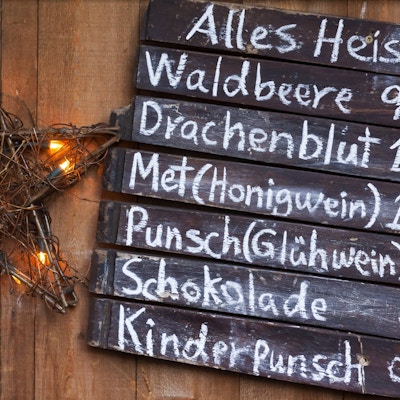 "Drikkemeny med alkoholholdige og alkoholfrie drinker på et tysk julemarked, kritt på tavler av tavler. Drikkevarer er, med alkoholinnholdet, topp til bunn, Alles Heis, en varm krydret drikke, Waldbeere, en vill, skogsfruktdrink , Drachenblut, en Herby Beer, Met Honigwein, en honningvin, Punsch Gluhwein, en varm gløgg, Schokolade, varm sjokolade, Kinder Punsch, en Multi Fruit Punch med krydder, for barn "