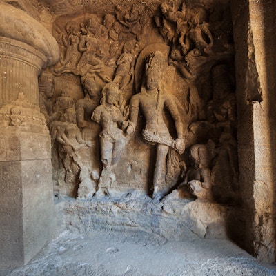 Hinduisk utskjæring ved Elephanta Caves, et UNESCOs verdensarvsted og huletempel på Elephanta Island nær Mumbai by i India