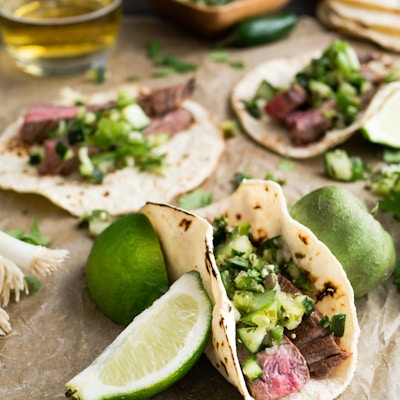 Mat på et bord - tacos og lime