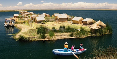 Peru, flytende Uros-øyene ved Titicacasjøen.