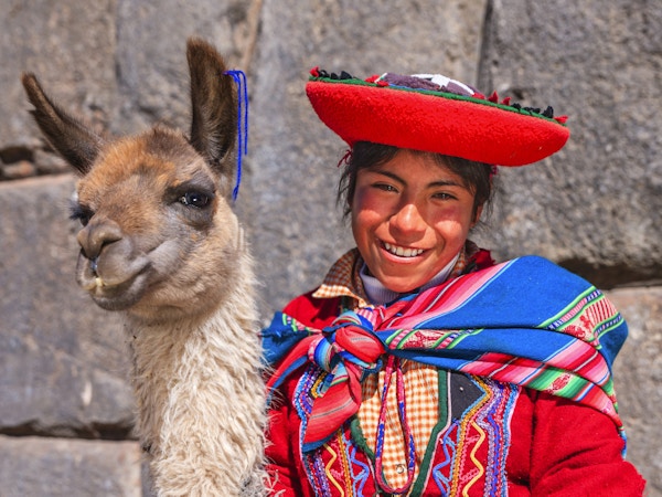 Inkaenes hellige dal eller Urubamba-dalen er en dal i Andesfjellene i Peru, nær Inka-hovedstaden Cusco og nedenfor den gamle, hellige byen Machu Picchu. Dalen er generelt forstått å omfatte alt mellom Pisac og Ollantaytambo, parallelt med Urubamba-elven, eller Vilcanota-elven eller Wilcamayu, som denne hellige elven kalles når den passerer gjennom dalen. Den blir matet av mange elver som går ned gjennom tilstøtende daler og juv, og inneholder mange arkeologiske levninger og landsbyer. Dalen ble verdsatt av inkaene på grunn av sin spesielle geografiske og klimatiske egenskaper. Det var et av imperiets hovedpunkter for utvinning av naturformue, og det beste stedet for maisproduksjon i Peru.http: //bem.2be.pl/IS/peru_380.jpg